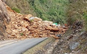 VIDEO: Sạt lở đất đá nghiêm trọng trên quốc lộ, 3 người nghi bị vùi lấp