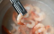 Bạn có thường rã đông tôm kiểu này không? Bác sĩ thở dài: Chẳng trách ăn không ngon còn mất bao dinh dưỡng!