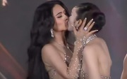 "Chấn động" hơn cả màn đăng quang Hoa hậu: 2 người đẹp chuyển giới công khai "khoá môi" ngay trên sân khấu!