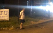 Bức ảnh ông lão tối nào cũng đứng ở trạm xe bus tăm tối mà không bao giờ lên xe gây “bão mạng”: Lý do khiến nhiều người bật khóc