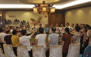 Đi họp lớp sau 20 năm, lớp trưởng âm thầm thanh toán hóa đơn rồi ra về, nửa đêm nhận được 35 triệu chuyển khoản mà bật khóc