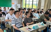 Giáo viên đứng lớp 40 năm nói thẳng: Không tâm linh nhưng nhìn dáng ngồi của cha mẹ khi đi họp phụ huynh, biết ngay con họ giàu sang hay lận đận