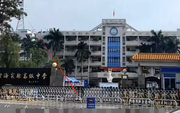 Không bóng cha mẹ chờ trước cổng trường mùa thi đại học: 1 tỉnh khiến cả Trung Quốc sửng sốt vì lý do này