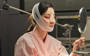 Mỹ nhân Giày Thủy Tinh gây sốc với gương mặt sưng tấy đáng sợ, băng bó kín mít