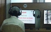 Bóng lưng người đàn ông đứng tuổi trong thư viện khiến nhiều bạn trẻ xấu hổ