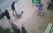 Hai cô gái bị nam thanh niên chặn xe, hành hung giữa đường