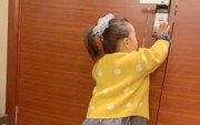 Nghe tiếng động lạ phát ra từ phòng cha mẹ, cô bé 5 tuổi tò mò đẩy cửa vào: Phụ huynh ngượng ngùng, xấu hổ