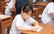 Điểm số tiểu học có quan trọng không? Kiến thức chiếm 3%, điều quyết định tương lai trẻ nằm ở 3 KỸ NĂNG