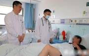Nam thanh niên 23 tuổi đầu gối sưng to như bánh bao vì uống thứ nước hấp dẫn này mỗi ngày