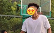 Ngoại hình nam giáo viên thể dục bị tiết lộ, dư luận rần rần đến nỗi thầy phải chuyển trường