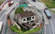 Nhất quyết không chịu di dời dù được đền bù tiền tỷ, ngôi nhà sẵn sàng "đứng một mình" giữa đường cao tốc nhận số phận như thế nào sau nhiều năm?