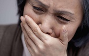 Bà mẹ U60 ôm mặt khóc nức nở: "Chỉ vì một câu nói trong phiên tòa 20 năm trước, tôi đã phá nát tâm hồn con gái mình"
