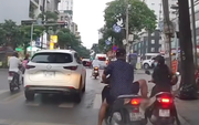 Không đội mũ bảo hiểm còn húc xe, dọa đạp phụ nữ