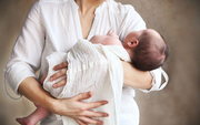Chồng mắc ung thư đại tràng quyết định trữ tinh trùng trước xạ trị: Một năm sau cưới vợ, nay đã đón con đầu lòng