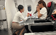 Giữa chuyến bay, nữ hành khách hoảng loạn cầu cứu: 2 nữ bác sĩ và tổ bay cùng làm một việc đặc biệt