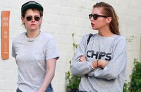 Kristen Stewart đã hết trọc đầu, nhưng vẫn cool ngầu, nam tính khi đi bên bạn gái