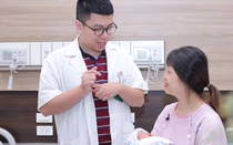 Mẹ U50 sinh con sau 2 thập kỷ hiếm muộn