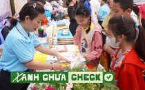 Người dân, học sinh TP.HCM gom rác để đổi quà: "Em mang giấy, túi nilon đến đây để đổi mấy cây bút"