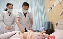 Thấy con gái không thể đứng thẳng, bố mẹ vội đưa đi khám, bật khóc khi cầm kết quả trên tay