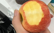 Cắn 1 quả táo nguyên mỗi ngày, 3 tháng bé gái khỏi hẳn bệnh