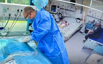 Bác sĩ TP.HCM nghẹn lòng trước tâm nguyện mang theo đôi dép của 1 người mẹ trước lúc qua đời: "Tôi có viết vào cuốn hồi kí Covid, nhưng chưa bao giờ đọc lần 2…"