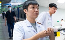 6 giờ sáng, nam bác sĩ Bệnh viện Bạch Mai mang cơm vợ nấu, lên tàu đi Ninh Bình: "Từ ngày đi làm xa, thấy vợ thương hơn"