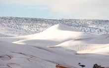 Tuyết phủ trắng nhiều vùng sa mạc Sahara lần thứ 3 trong 40 năm, có nơi dày 40cm khiến người dân kinh ngạc