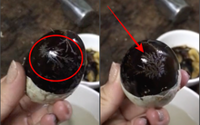 Vừa luộc xong quả trứng bắc thảo để ăn, cô gái "điếng người" phát hiện vật thể lạ làm netizen xôn xao: Yêu quái đó!