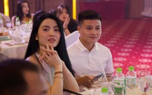 Cầu thủ Quang Hải mặc sơ mi trắng xuất hiện như "nam thần" ở Cần Thơ, có sự góp mặt cùng bạn gái tin đồn
