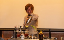 18 tuổi lên thành phố xin việc, 39 tuổi "bartender vĩ đại nhất Nhật Bản" đoạt nhiều giải thưởng danh giá châu Á, vẫn tự tay chăm sóc vườn thảo dược không ngại nắng mưa