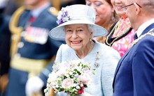 Nữ hoàng Anh lần đầu xuất hiện trước công chúng khi Thái tử Charles gây tranh cãi về việc nhận vali triệu đô