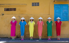 Nhóm bạn diện váy bảy sắc cầu vồng check-in Hội An khiến dân mạng "phát sốt"