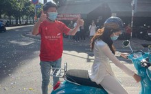 Vừa đến Việt Nam, Mr. Nawat lộ ảnh được Hoa hậu Thùy Tiên chở bằng xe máy trên đường phố TPHCM