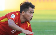 Cầu thủ U23 Việt Nam nằm ra sân thuyết phục trọng tài thổi phạt đền ở trận thắng U23 Malaysia