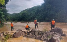 Một thanh niên bị nước lũ cuốn trôi khi vượt qua sông Bung