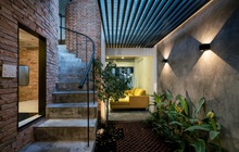 Nhà cấp 4 trong hẻm bỗng biến thành resort sân vườn cực chill, nhìn qua tưởng chiếc ô khổng lồ