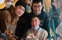 NS Công Lý lần đầu lộ diện sau 3 tháng tai nạn phải nhập viện, hạnh phúc rõ khi được dàn diễn viên đến thăm mừng sinh nhật