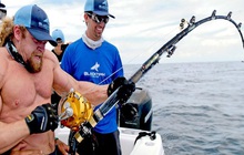 Gặp phải thủy quái, ''gã điên" làng gym cũng tuột mất cần câu xuống biển