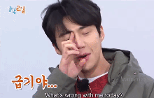 Kim Seon Ho rơi nước mắt lã chã trên show, các thành viên phải chạy đến an ủi vì lo cậu em thất tình