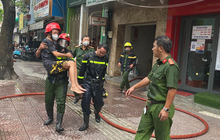 TP.HCM: Nhà 6 tầng bốc cháy, Cảnh sát bế người đàn ông bị mắc kẹt thoát nạn