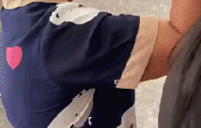 Trời mưa tầm tã, thấy sinh viên không vào trường được, cô bán nước có hành động đẹp khiến dân tình thả like rầm rầm