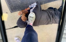 Nữ giáo viên bị đình chỉ công tác vì bức ảnh gây tranh cãi với học sinh