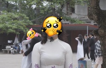 Cô giáo đang nghiêm chỉnh quay phỏng vấn nhưng cặp đôi học trò phía sau lại giật spotlight vì hành động "đỏ mặt"