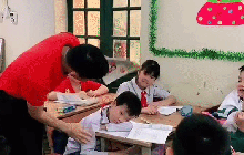 Thấy học trò đang say giấc, thầy giáo có hành động khiến lũ nhỏ xung quanh ghen tị vì bạn mình quả là "số hưởng"