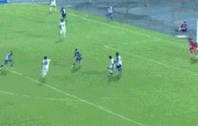 Còn ai đen hơn anh: Bị sút trúng mặt "ngất" nằm sân đã đành, anh chàng cầu thủ còn vô tình "bán đứng" đội nhà