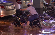 Ảnh: Sau cơn mưa lớn gây ngập nặng, phố Vũ Trọng Phụng trở thành nỗi kinh hoàng cho người đi xe máy