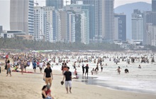 Nữ công nhân dương tính SARS-CoV-2 chưa rõ nguồn lây từng đi tắm biển đông người ở Đà Nẵng