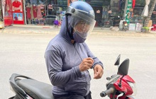 Người phụ nữ chân lấm tay bùn chở 30kg gạo đến vùng bị cách ly: "Cô chẳng có gì ngoài gạo để ủng hộ cả"