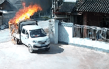 Xe chở hàng bốc cháy ngùn ngụt lao như bay vào trạm xăng bên đường, cảnh tượng tiếp theo khiến dân tình nín thở