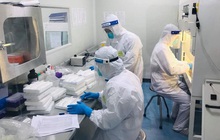 Bên trong tâm dịch Bắc Ninh: Nhân viên lấy mẫu xét nghiệm không dám uống nước vì không thể đi vệ sinh